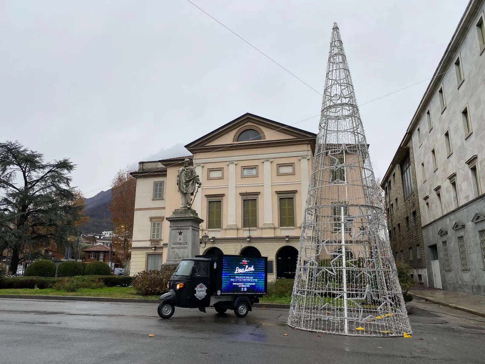 Pubblicità In movimento.    Ape Car 2
