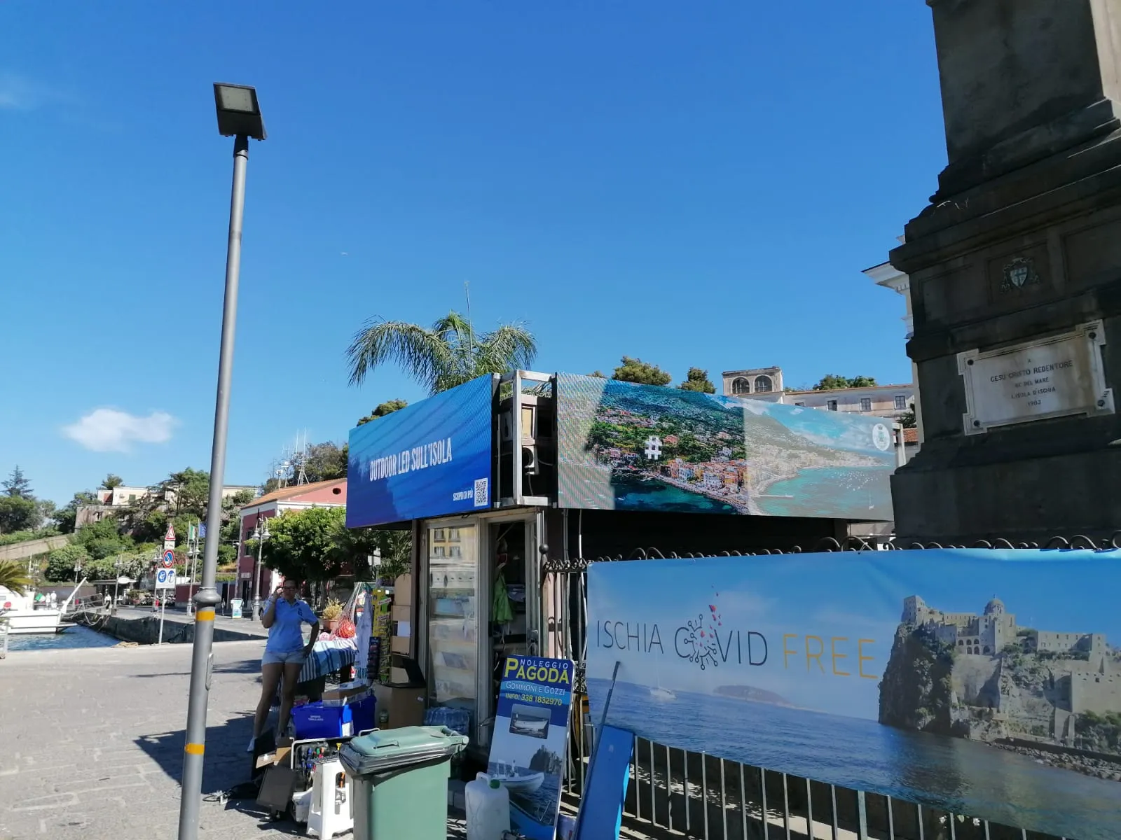 Edicola Smart Ischia: il ledwall che trasforma un chiosco in un media hub 5