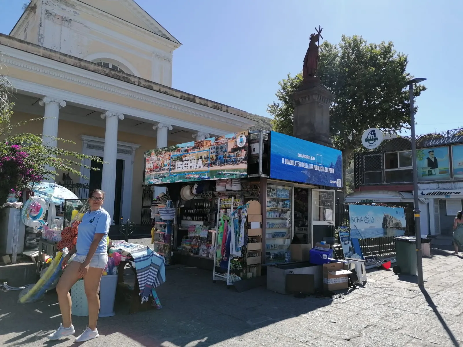 Edicola Smart Ischia: il ledwall che trasforma un chiosco in un media hub 6